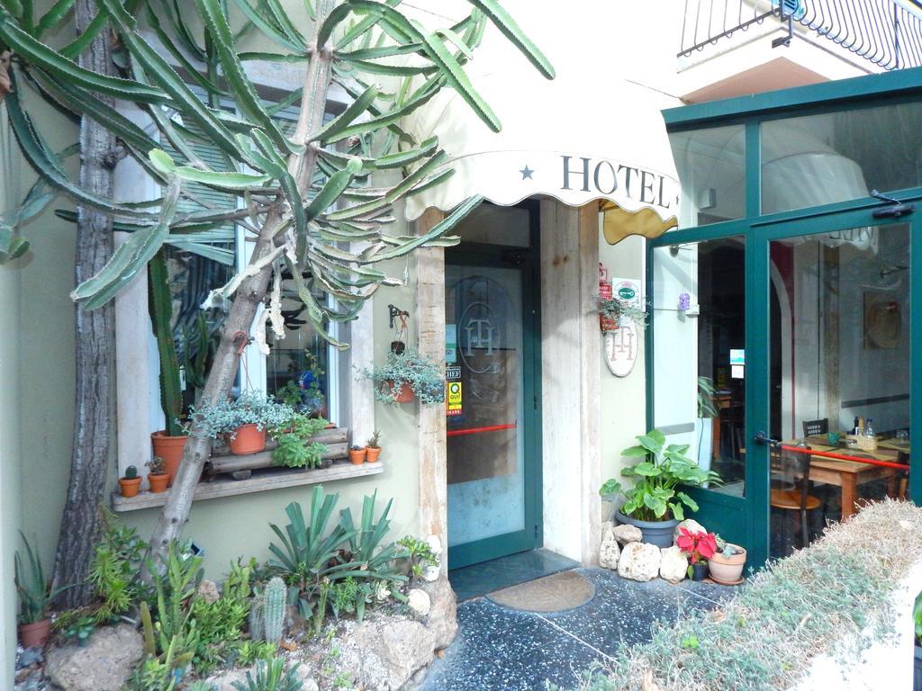 Albergo Torino 알벤가 외부 사진